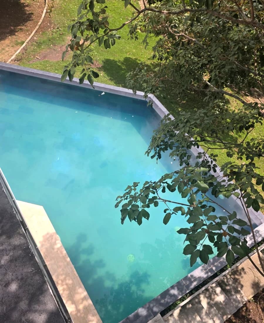 Piscina privada rodeada de naturaleza
