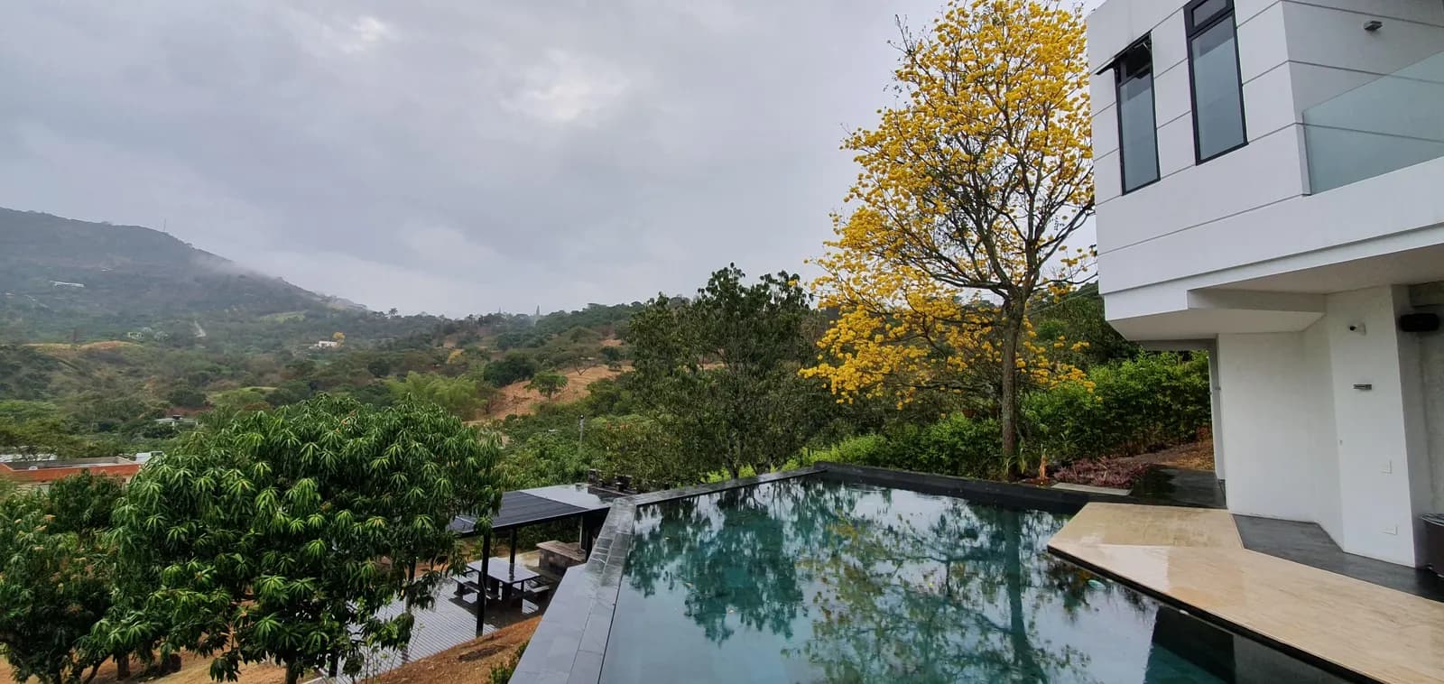 Vista de la finca Alkila con paisaje de Anapoima