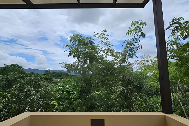 Casa con piscina rodeada de verde en Anapoima