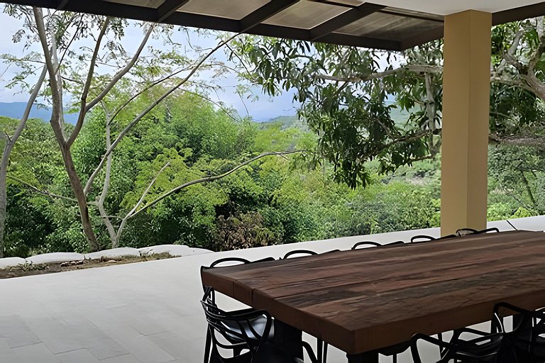 Casa con piscina rodeada de verde en Anapoima