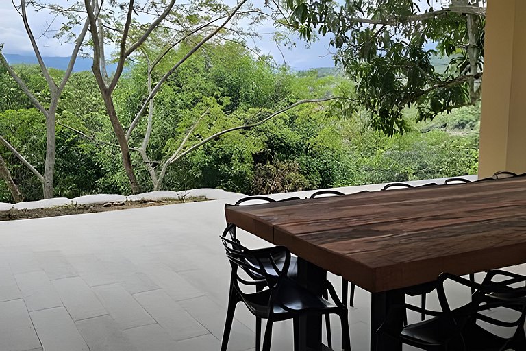 Casa con piscina rodeada de verde en Anapoima